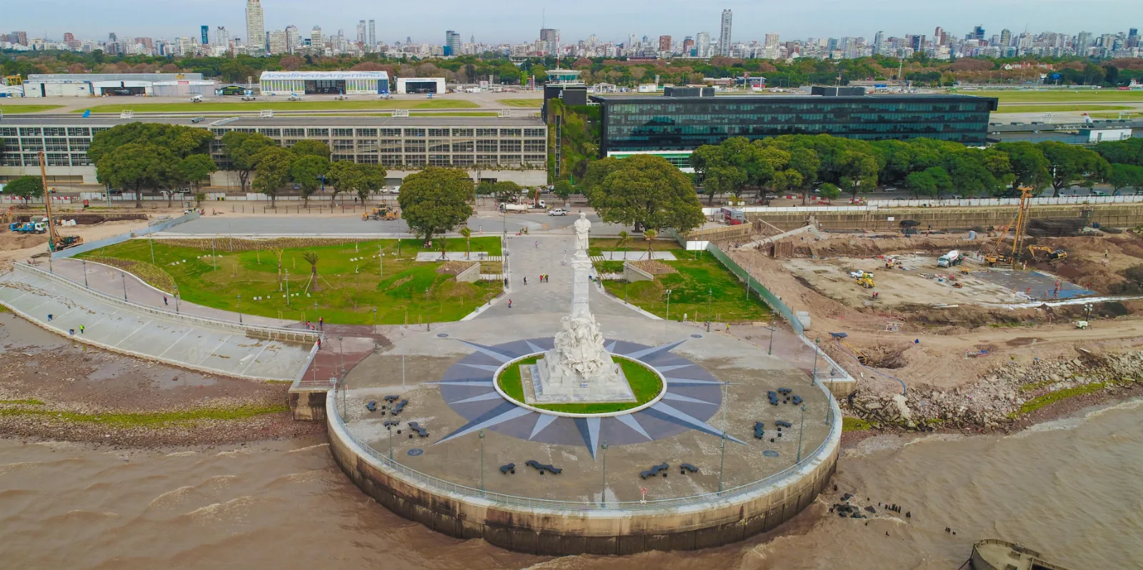 Hoy quedó inaugurada una primera etapa del Paseo de la Costanera, en el marco de las obras de ampliación del Aeroparque Jorge Newbery que está llevando adelante el Gobierno nacional.
Buenos Aires, 6 d